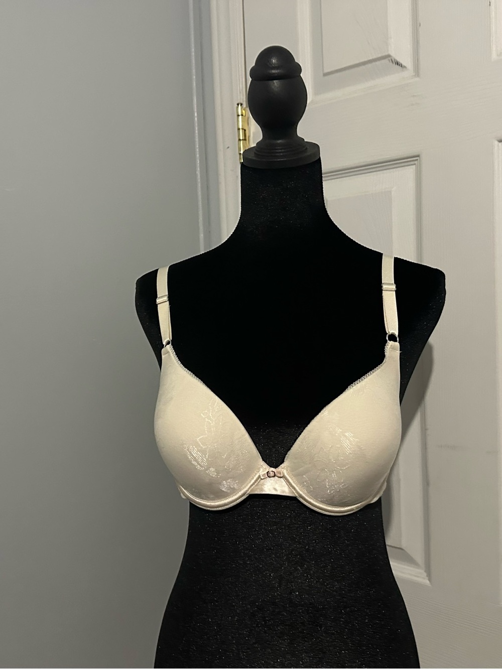 Lily of France Everyday Smooth Light Cream T-Shirt Bra
